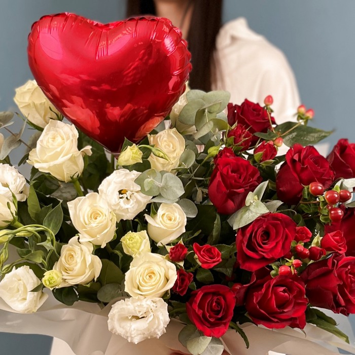 Композиция в коробке розы с шарами Классика Романтики